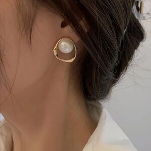 Elegant Gold and Pearl Earrings